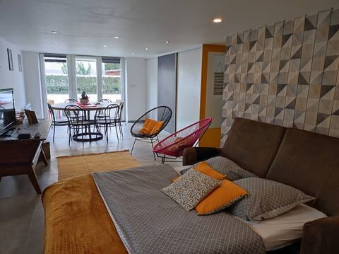 Pleasant quiet garden level ,60m2, private parking