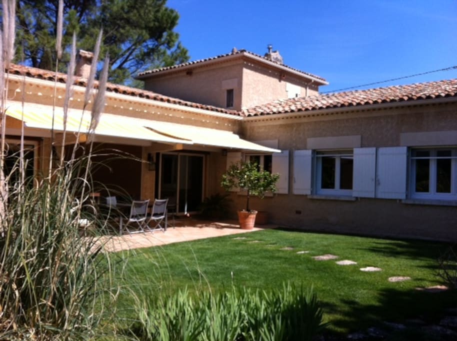 Front view with cobered terrace of the villa