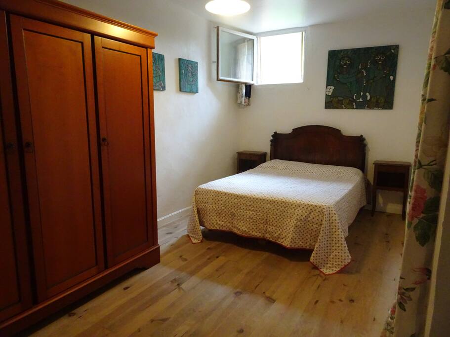 chambre des parents(moustiquaire à la fenetre)