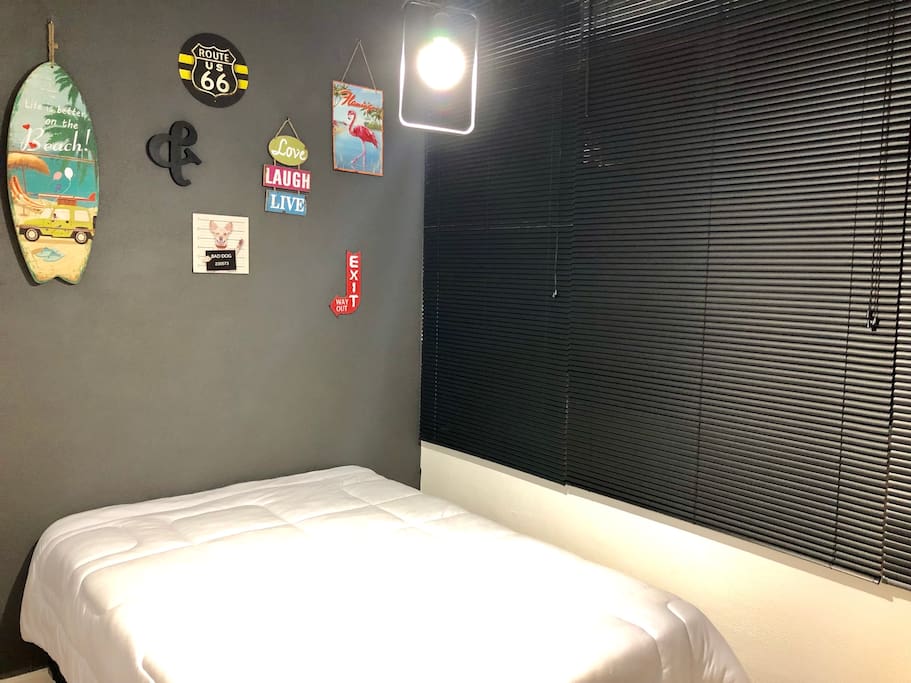 Quarto com cama de casal e iluminação via controle remoto em diferentes cores.