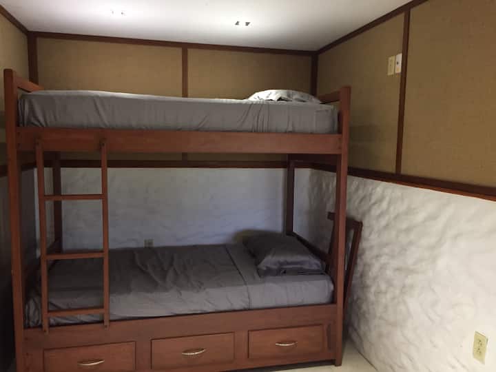 Krevate krevati në dhomën e tyre