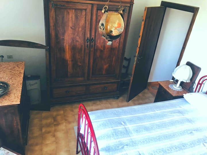 Прва соба со брачен кревет 