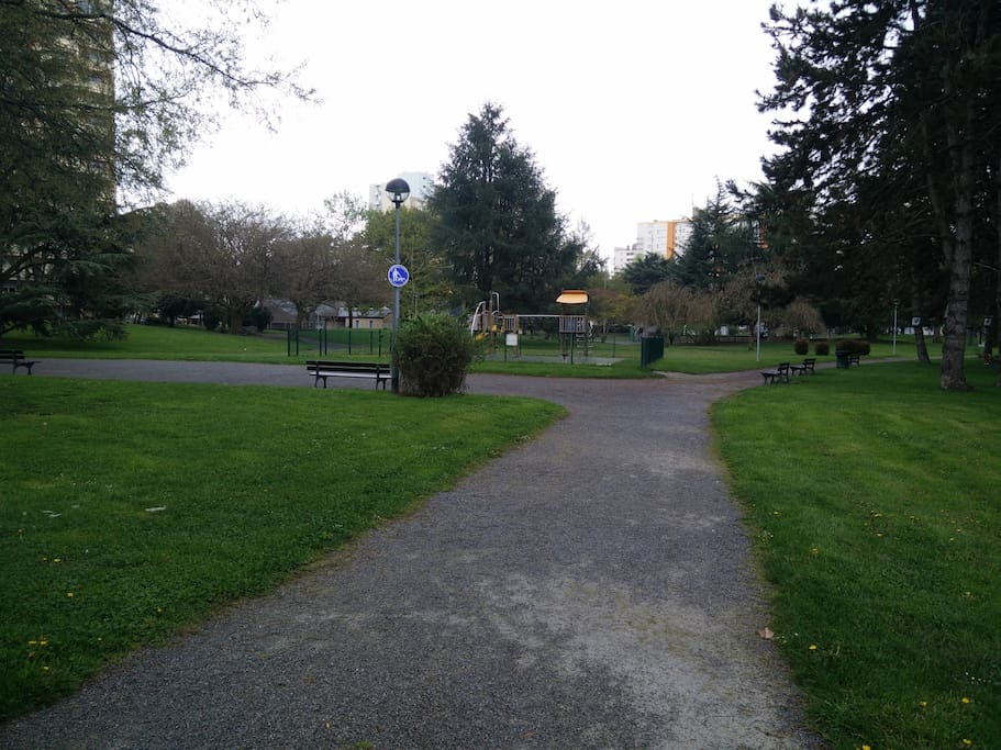 Parc en face de l'appartement.