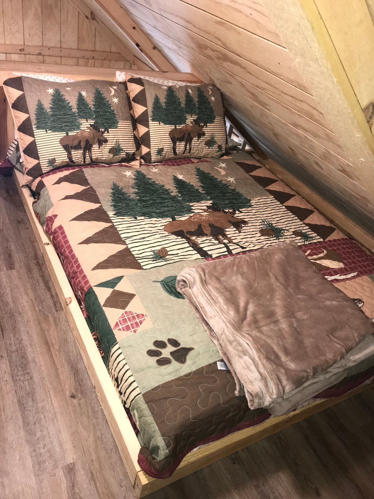 Две двойни легла в таванското помещение. 