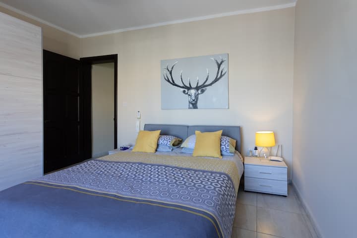 卧室2 ： 2米宽双人床/空调/阳台可欣赏海景 