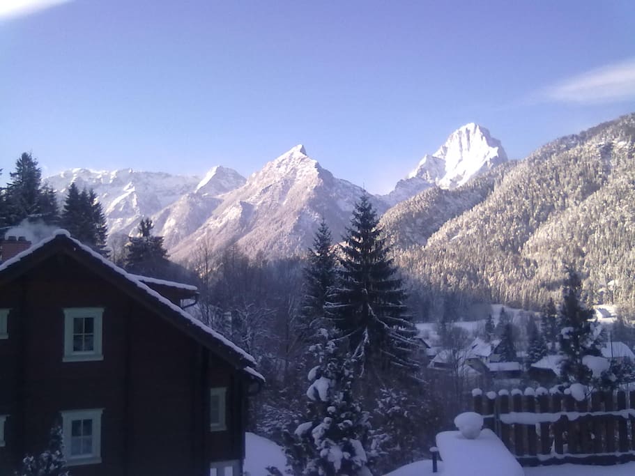 Haus Rückseit mit Bergblick am Morgen