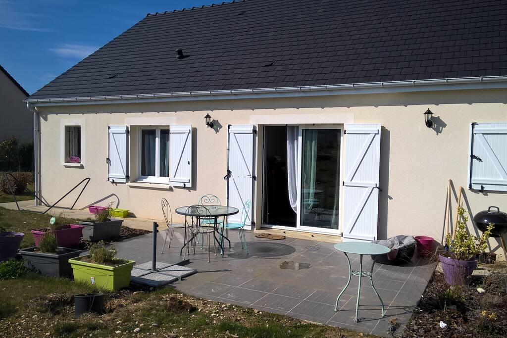 jardin exposé plein sud avec barbecue et hamac