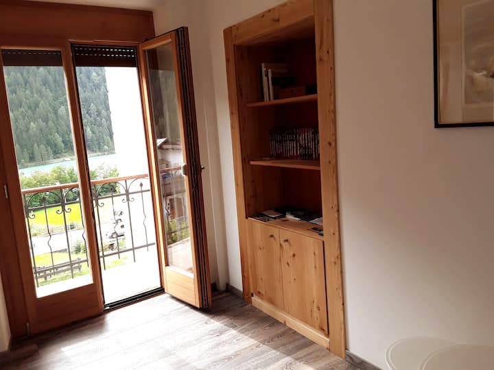 Dhomë leximi me pamje nga tarraca