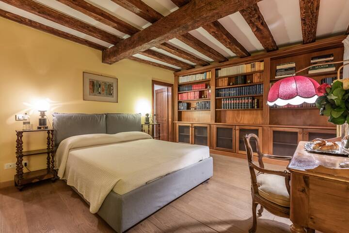 Cozy Apartment “La Tana” in Campo San Maurizio gallery image 4