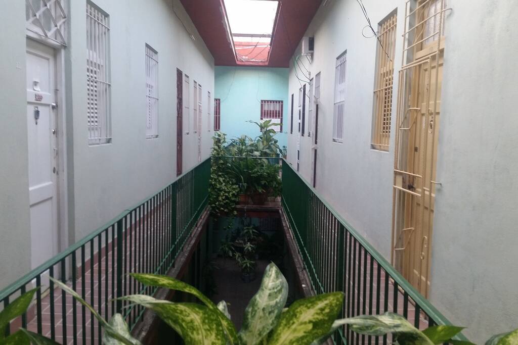 Pasillo exterrior del Primer Piso, el apartamento la primera puerta a la izquierda