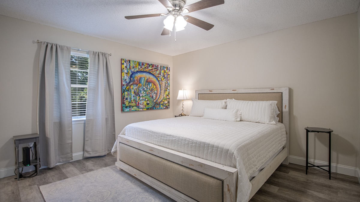 Pokojne spite na manželskej posteli King s nočnou terapiou Zinus Night Therapy Spring 12" Gel Memory Foam Memory Foam. Nafukovací matrac Queen pre ďalších hostí sa nachádza v skrini.