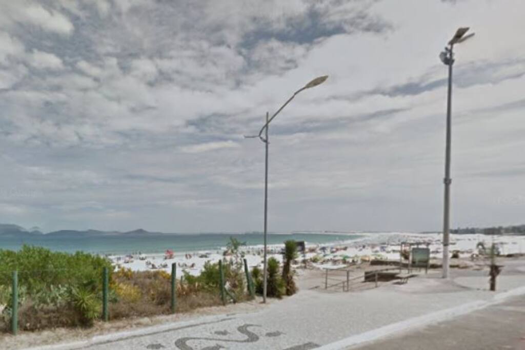 Vista da rua para a praia.
