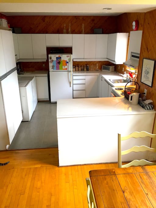 Grande cuisine à aire ouverte entièrement équipée