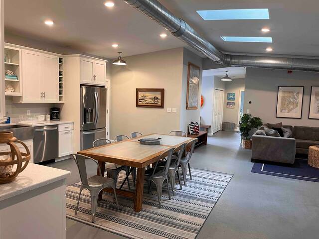 Steps from Beach, Cliff Walk, Minutes to Downtown! gallery image 5