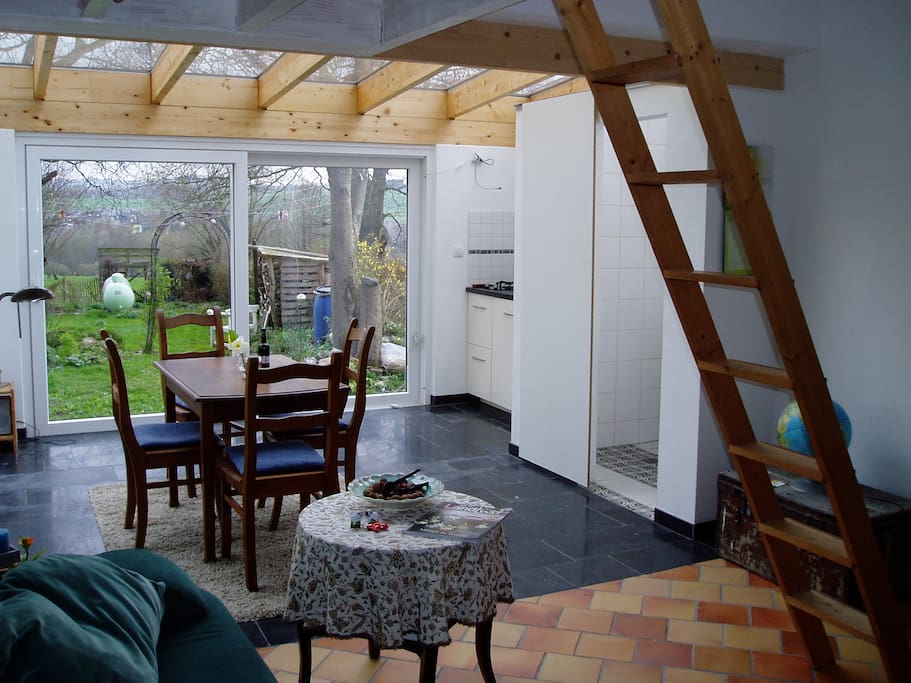 Heller Wohnraum mit toller Aussicht in den Garten und über das Tal von Bleyberg