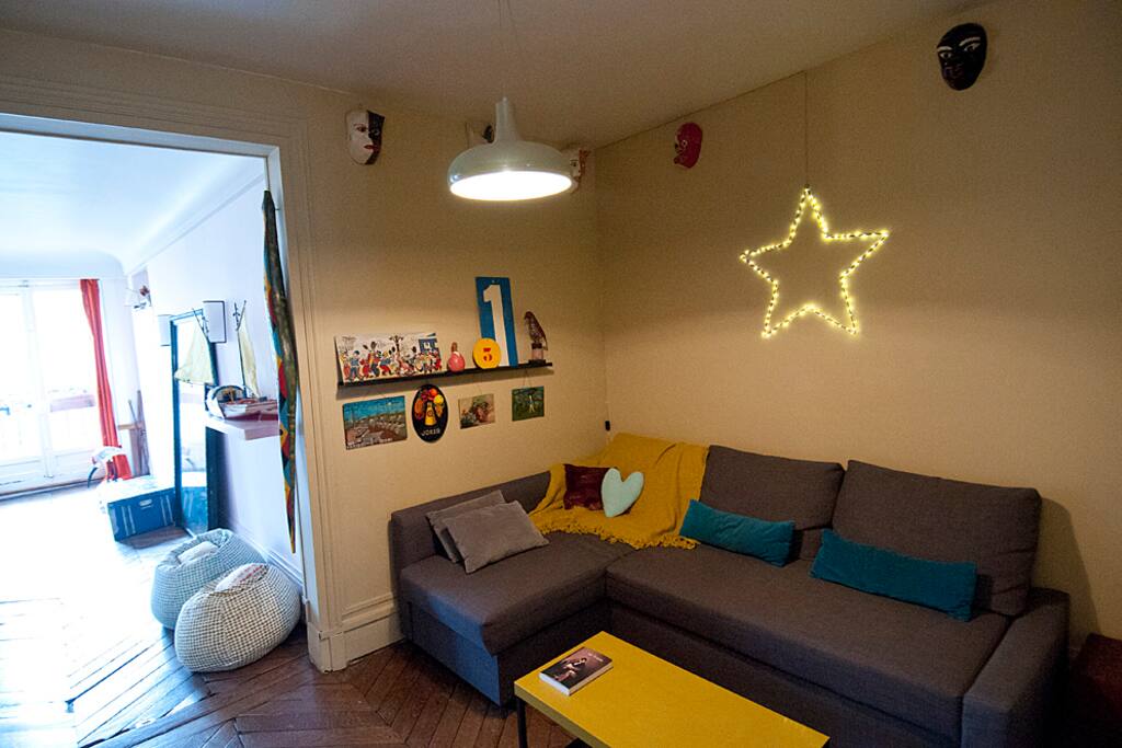 L'espace bibliothèque douillet avec son canapé convertible pour deux personnes se situe entre l'entrée et le salon, salle à manger.