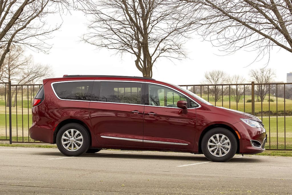 7-Seat 2017 Chrysler Pacifica Available For Rent