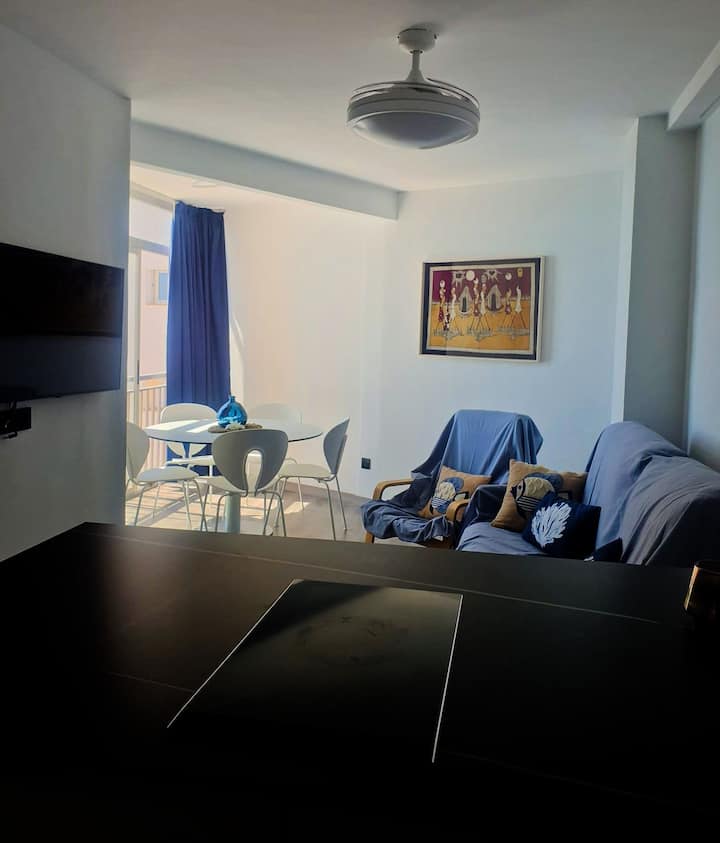 Vista peninsula, comedor, mesa y ventanal