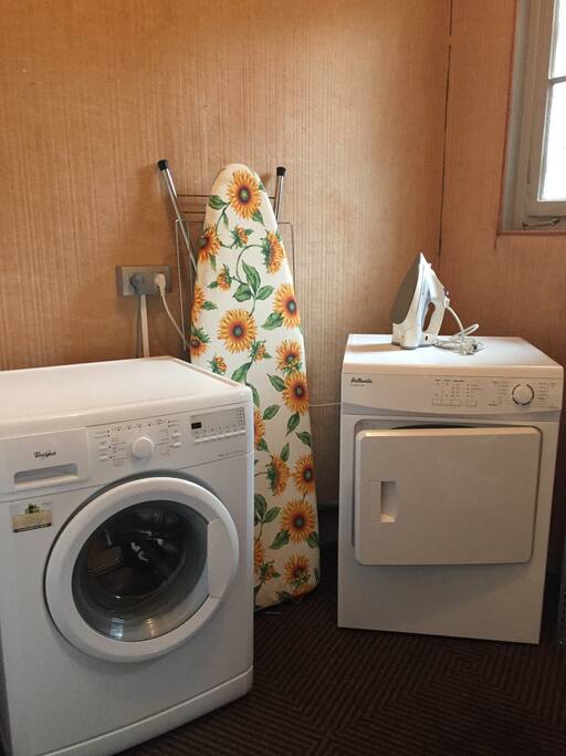 Laverie avec lave-linge et sèche-linge au rez de chaussée