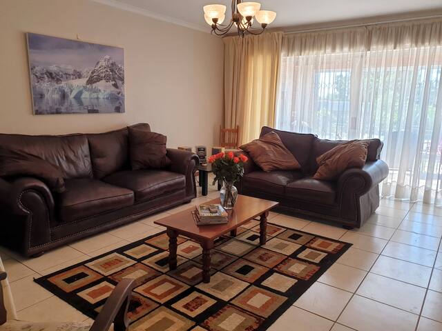 Spacious relaxing getaway -free parking & Wi-Fi gallery image 5