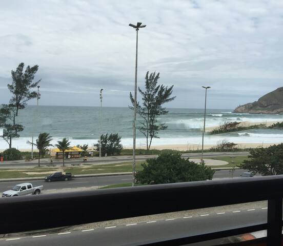 Frente para o mar, com piscina e pé na areia gallery image 5