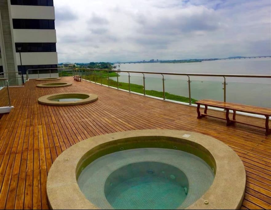 Hidromasaje con agua temporada. Tu hospedaje en un ambiente de Relax junto al Río Guayas. Acceso directo desde nuestra Suite Bellini