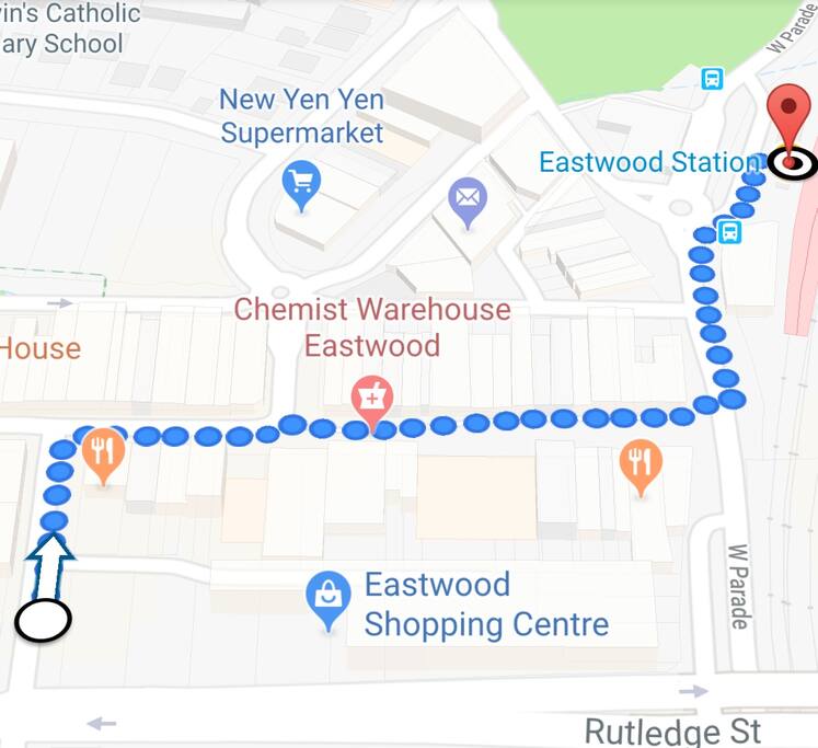 3 mins walk to Eastwood bus and train station!