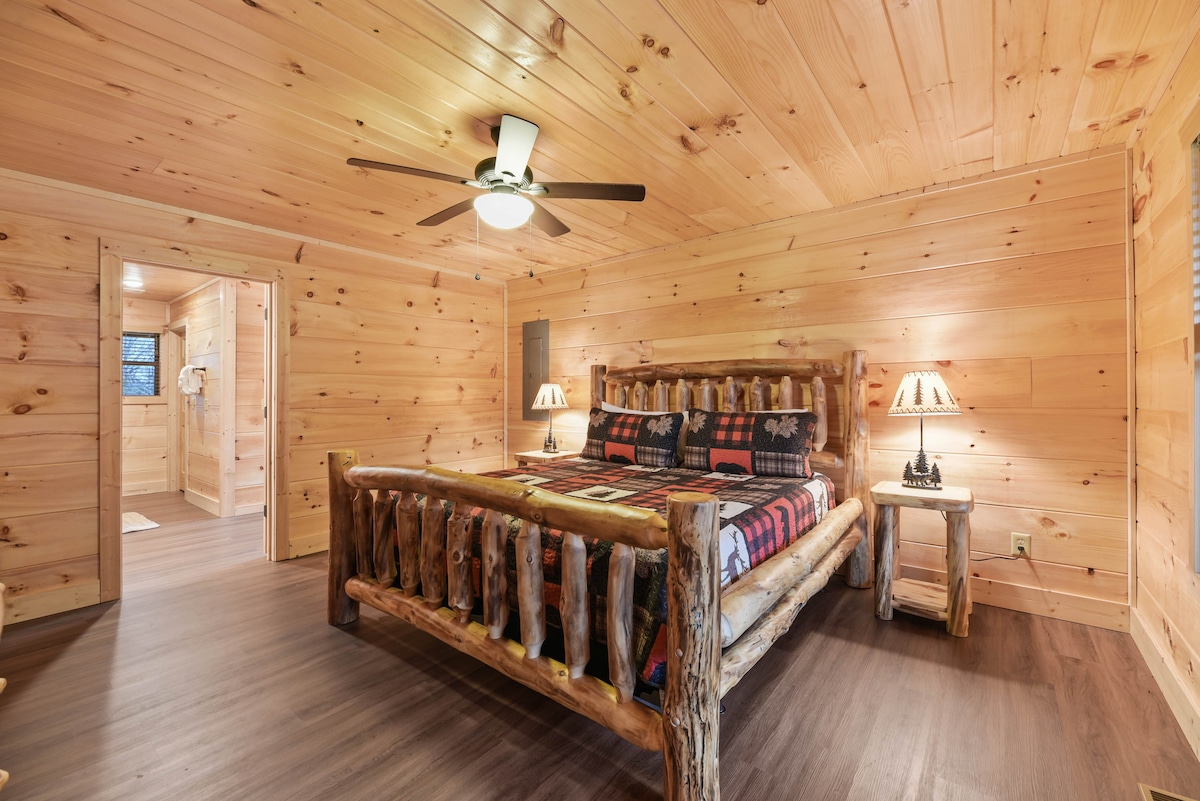 Chumba cha kulala 1: Chumba kikubwa cha kulala ghorofani kilicho na kitanda aina ya king na samani za kupendeza za Aspen.