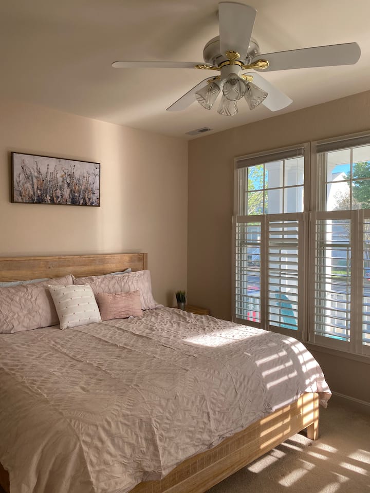 Основна спалня със суперголямо двойно легло (изглед към предната част на къщата)