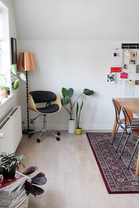(Right side of the livingroom). Dining table with room for four people.