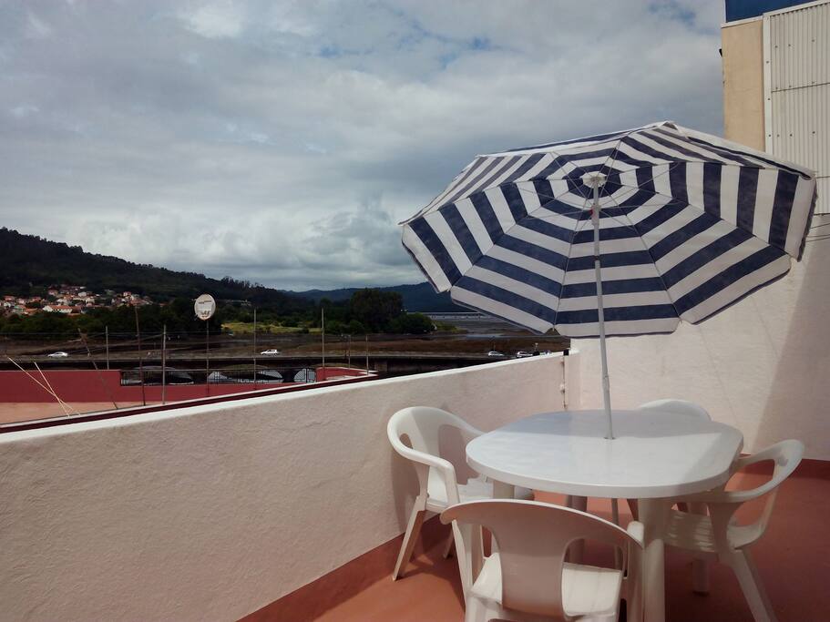 Amplia terraza en la que puedes tomar el sol cómodamente u organizar una agradable cena.