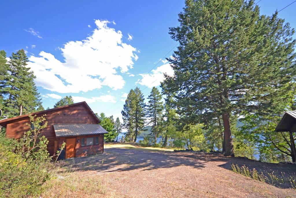 Lovely Cabin Perched High Above Whitefish Lake