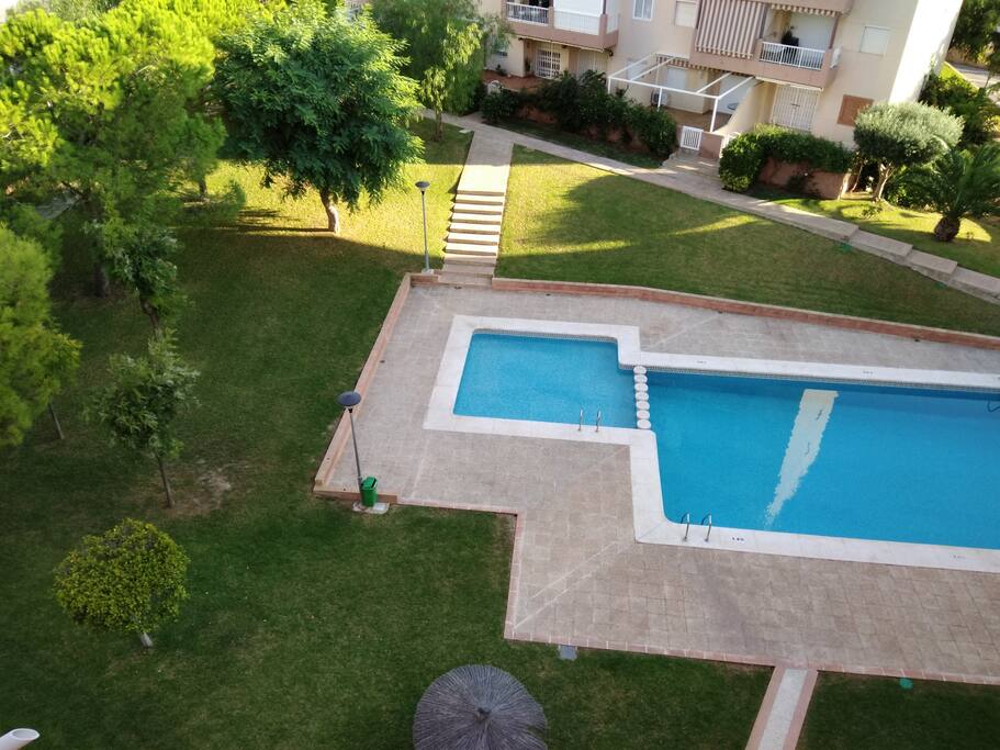 JARDINES Y PISCINA