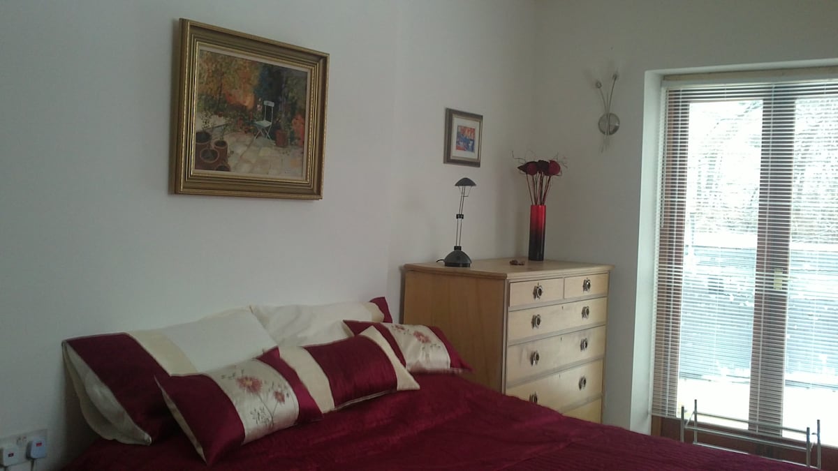 Druga spavaća soba s Superkingom/2 x jednostrukim krevetima