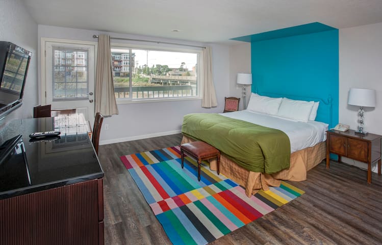 Colorful King room with River View - pet friendly