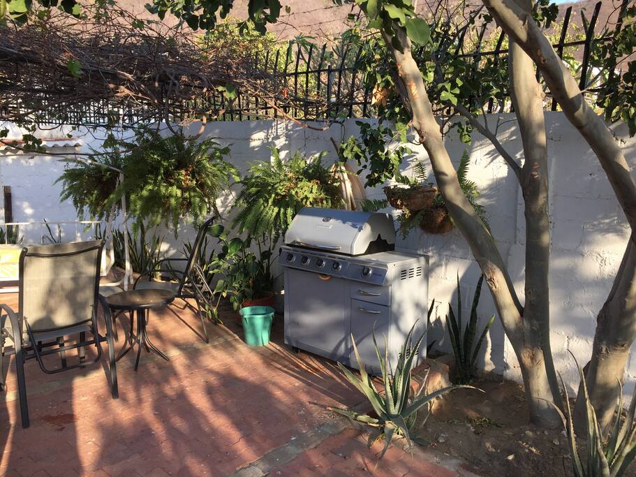Pérgola exterior con bbq y sala de descanso