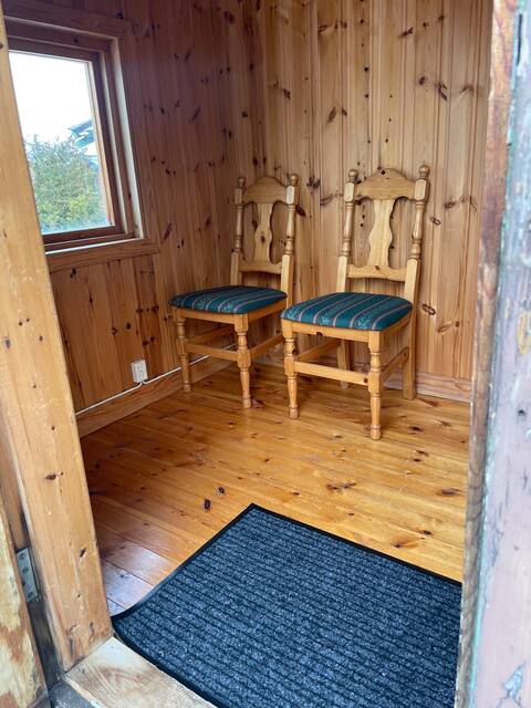 Successful Airbnb property: Cozy cabin in the woods 35 min by bus from the lock in Värmdö
