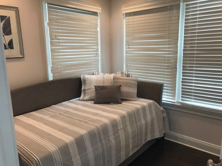 Dormitorio en el primer piso - sofá cama con cama nido