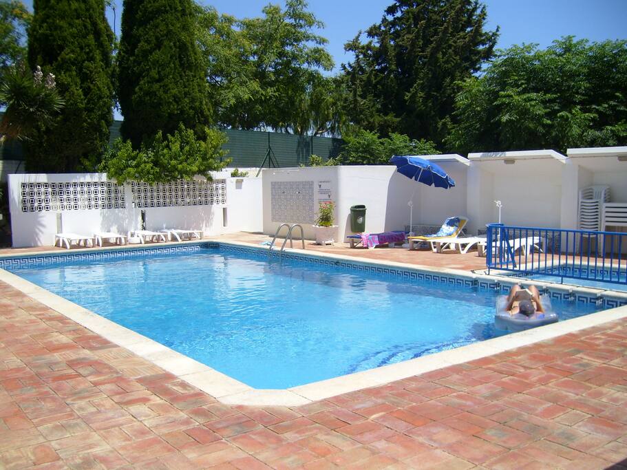 Plenty of sun loungers and parasols to use. (Free of charge)
Also showers and toilets. With small snack bar, open in summer months.