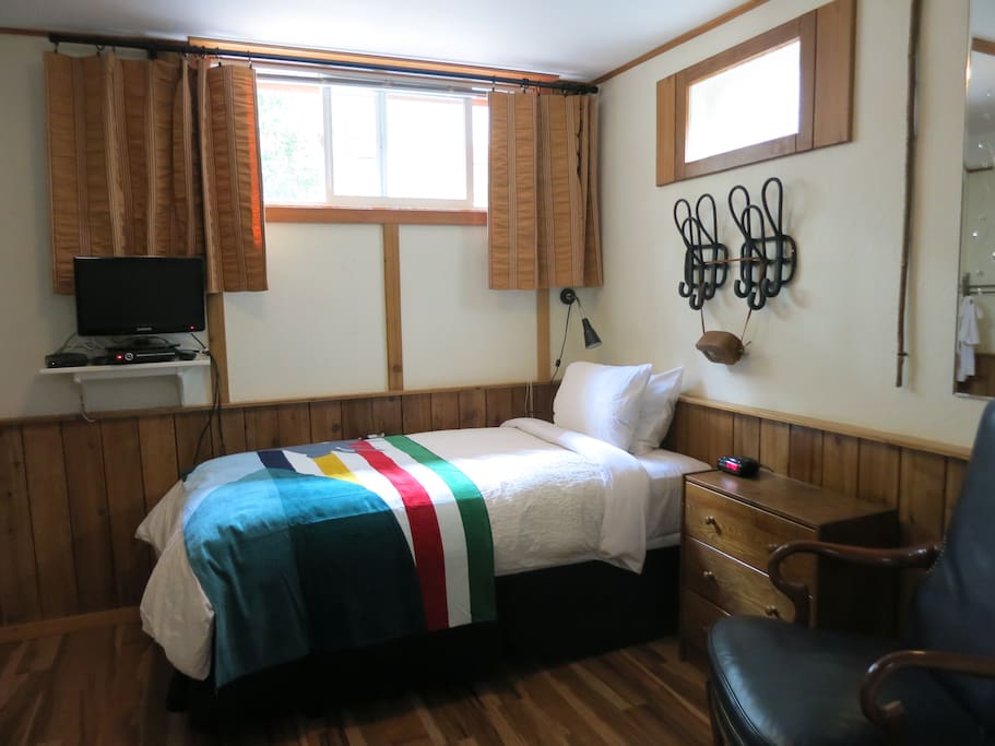 Gopher Basement Suite - Single Bed