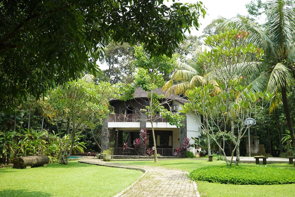 The Round Villa (Bogor) Villas for Rent in Sukaraja, Jawa Barat