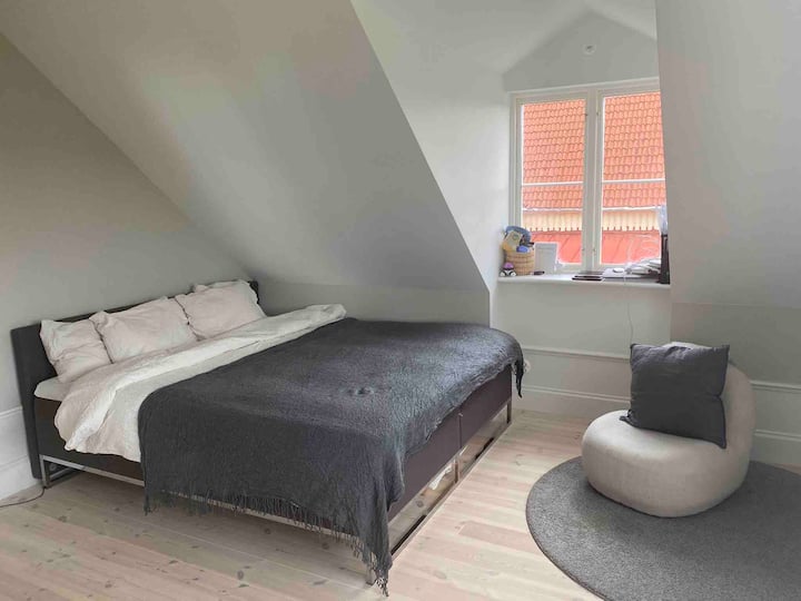 Dhoma e parë e gjumit, krevat dopio "king" (180x200cm)