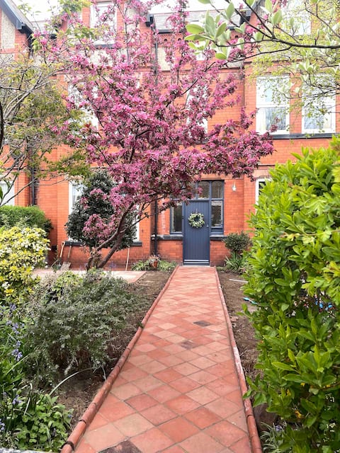 Hoylake Home. 0.4 miles to Royal Liverpool Golf.
