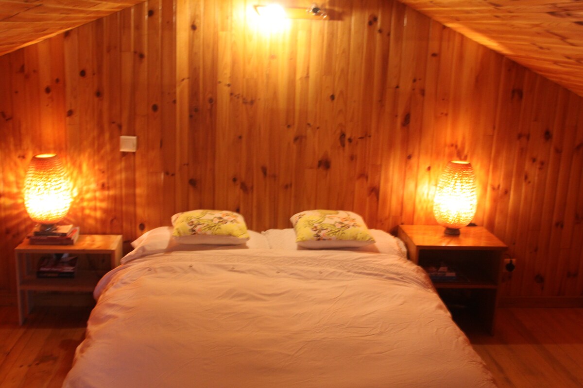 חדר שינה כפול למעלה עם נוף יפה. מזרן יחיד נוסף ו/או מזרן פעוט זמין לפי בקשה.  