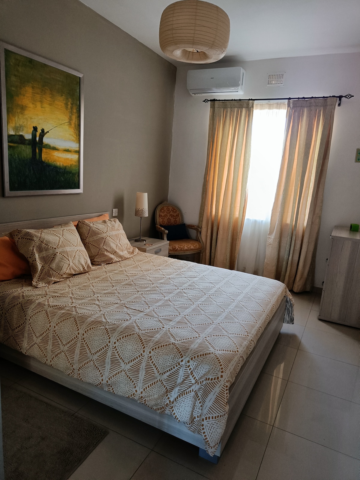 Dhoma e dytë e gjumit dopio me dritare me pamje nga oborri i pasmë 