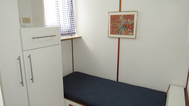 ▲ Soba za služavku – krevet za jednu osobu i ormar ▲ 