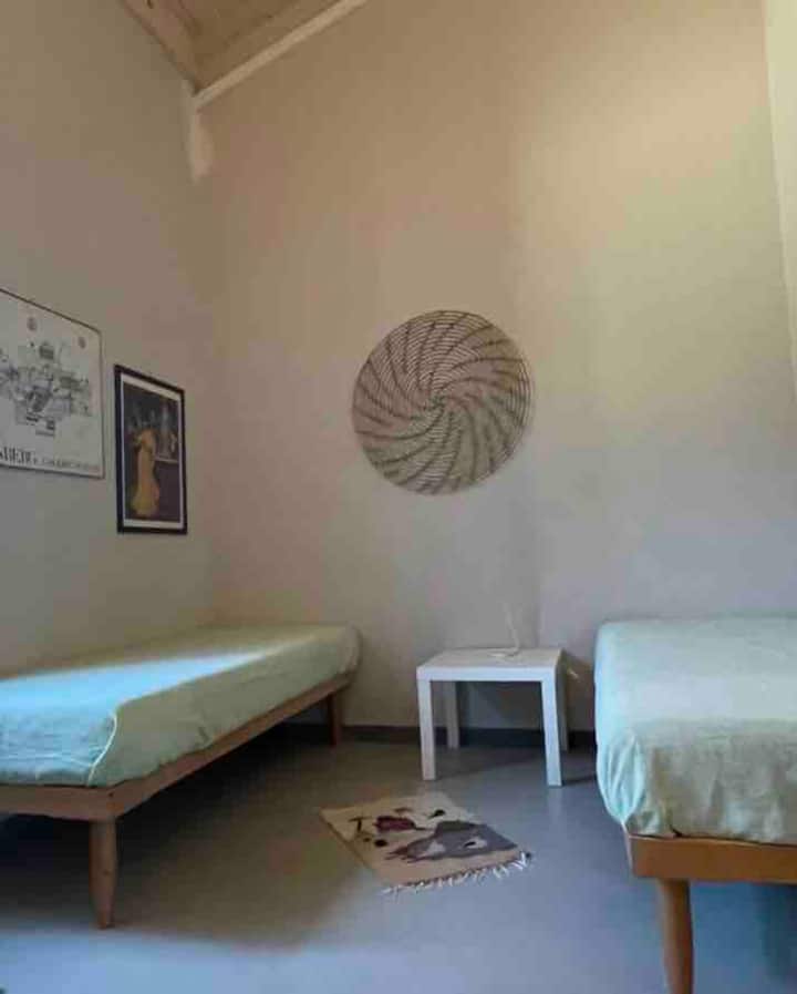 Dhomë gjumi me dy krevate tek 