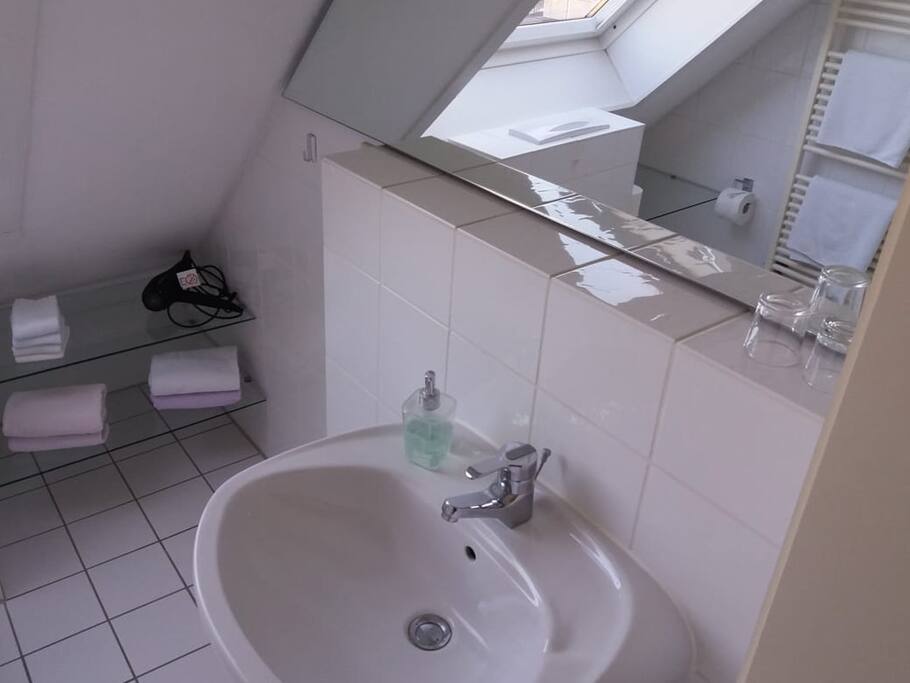 Bad mit Fenster, Fußbodenheizung und Handtuchheizung