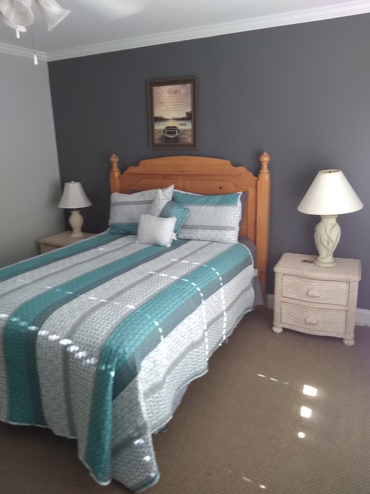 غرفة النوم الثانية مع سرير كوين.