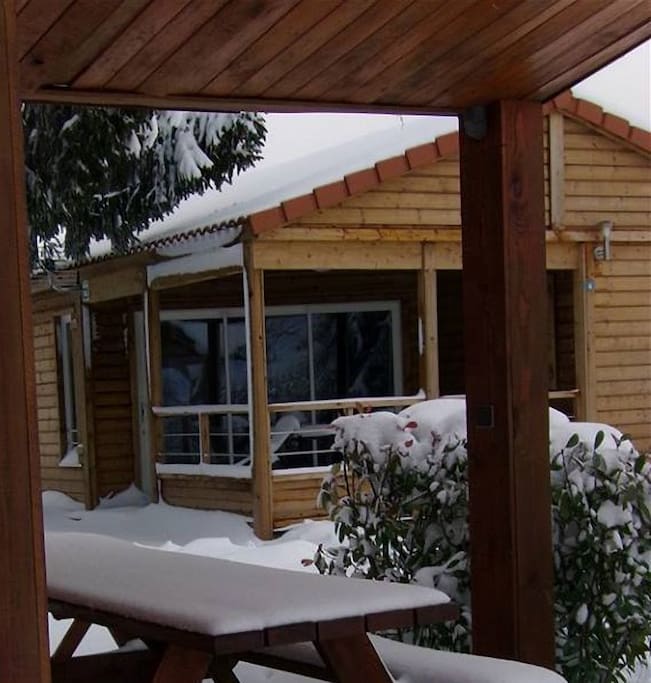 Chalet Perce-Neige avec baie vitrée à galandage.